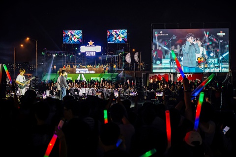 Hơn 50.000 người đến xem trình diễn pháo hoa kết hợp nhạc nước tại The Global City- Ảnh 3. Thương hiệu countdown đình đám Heineken tại The Global City
