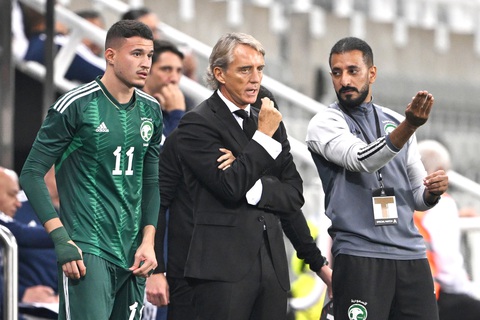 Sức hút của Asian Cup 2023- Ảnh 1. HLV Roberto Mancini (giữa, Saudi Arabia) - ngôi sao trên băng ghế huấn luyện tại Asian Cup 2023 - Ảnh: REUTERS