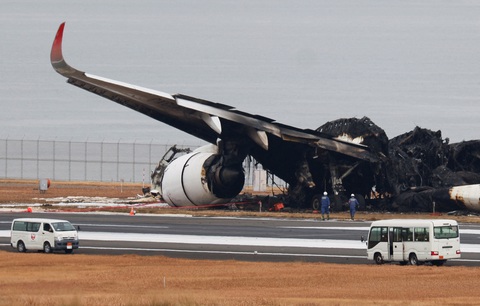 Phi công Japan Airlines không biết máy bay đang cháy, tiếp viên nhanh trí mở cửa- Ảnh 1. Chiếc Airbus A350 của Japan Airlines cháy rụi sau vụ việc - Ảnh: REUTERS