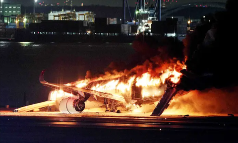 Chiếc máy bay của Hãng không Japan Airlines bốc cháy trong nhiều giờ liền - Ảnh: GETTY IMAGES Chiếc máy bay Airbus của Hãng hàng không Japan Airlines bốc cháy trong nhiều giờ liền - Ảnh: GETTY IMAGES