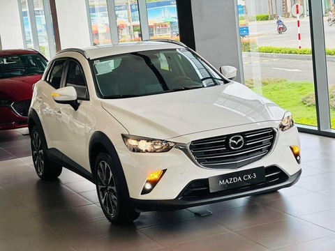 Tin tức giá xe: Mazda2, CX-3, CX-30 đồng loạt tăng giá đầu năm- Ảnh 3. Cũng là bản facelift như Mazda2 nhưng CX-3 có nhiều thay đổi hơn. Ngoài những tinh chỉnh ở ngoại hình, Mazda CX-3 còn được bổ sung cửa sổ trời trên phiên bản cao cấp. Bản tiêu chuẩn nay được trang bị mâm lớn 18 inch, song vẫn dùng đèn chiếu sáng halogen. Các trang bị khác vẫn giữ nguyên - Ảnh: Đại lý Mazda/Facebook