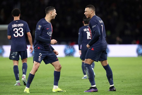 Tin tức thể thao sáng 4-1: Djokovic thua sốc ở Úc; Real Madrid vươn lên dẫn đầu La Liga- Ảnh 3. Mbappe (phải) đã ghi bàn thắng giúp PSG đoạt siêu cúp Pháp - Ảnh: Getty