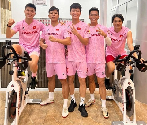 Nhóm cầu thủ đội tuyển Việt Nam tập hồi phục chấn thương - Ảnh: HẢI QUẾ Nhóm cầu thủ đội tuyển Việt Nam tập hồi phục chấn thương - Ảnh: HẢI QUẾ