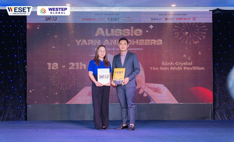 WESET English Center hợp tác cùng Hội Sinh viên Việt Nam tại Úc- Ảnh 1. Đại diện WESET ký kết cùng anh Huỳnh Tấn Đạt - chủ tịch Hội Sinh Viên Việt Nam tại Úc
