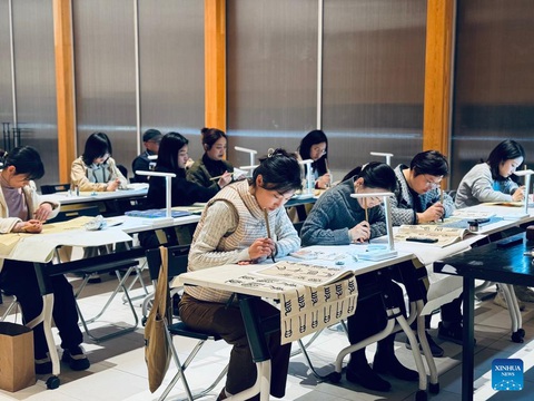 Lớp học buổi tối thu hút giới trẻ Trung Quốc- Ảnh 1. Lớp học buổi tối thu hút giới trẻ Trung Quốc- Ảnh 1.
