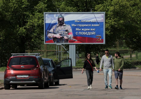 Một biểu ngữ ủng hộ quân đội Nga tại thị trấn Vyborg, vùng Leningrad, Nga, ngày 28-5-2023 - Ảnh: REUTERS Một biểu ngữ ủng hộ quân đội Nga tại thị trấn Vyborg, vùng Leningrad, Nga, ngày 28-5-2023 - Ảnh: REUTERS
