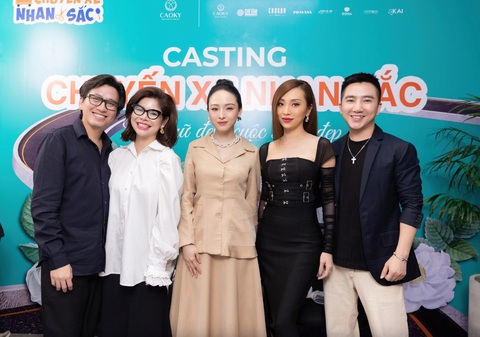 Trương Hồ Phương Nga cùng các khách mời và nhà sản xuất của Chuyến xe nhan sắc Trương Hồ Phương Nga cùng các khách mời và nhà sản xuất của 'Chuyến xe nhan sắc'