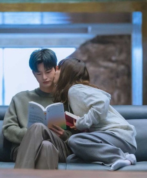 Song Kang - Kim Joo Yung và cặp đôi 'lệch tuổi' khủng vẫn gây sốt trên phim Hàn- Ảnh 3. Cảnh lãng mạn của cặp đôi người và thần trong phim