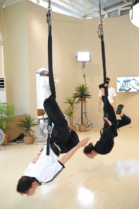 Kaity Nguyễn và những cú sốc khi kết hợp S.T Sơn Thạch- Ảnh 3. Với sự cố gắng hết mình và không bỏ cuộc, ngày tập luyện thứ 3 thì S.T và Kaity Nguyễn đều đã quen thuộc với dây bungee và chuyển sang các động tác có kết hợp vũ đạo.