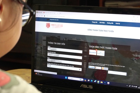 Trường thu học phí: Quay mòng mòng với app, ví điện tử- Ảnh 1. Sinh viên trường ĐH thực hiện đóng học phí trực tuyến năm học 2023-2024 - Ảnh: NHƯ HÙNG