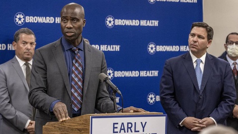 Ông Joseph Ladapo đang kêu gọi mọi người ngừng tiêm vắc xin COVID của Pfizer và Moderna vì lo ngại về an toàn rằng các mũi tiêm có thể đưa chất gây hư hỏng DNA vào tế bào người. - Ảnh: JOSE A IGLESIAS Ông Joseph Ladapo kêu gọi mọi người ngừng tiêm vắc xin COVID-19 của Pfizer và Moderna vì lo ngại có thể đưa chất gây hư hỏng DNA vào tế bào người - Ảnh: JOSE A IGLESIAS