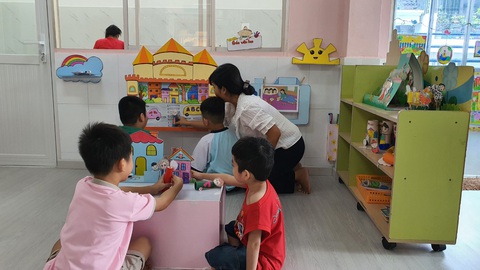 Trường mầm non phải xem lại dạy kỹ năng sống cho trẻ đã phù hợp chưa- Ảnh 1. Trẻ mầm non tại TP.HCM trong giờ chơi tự do - Ảnh: MỸ DUNG