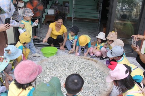 Nghĩa Hành mở cửa đón khách- Ảnh 4. Đoàn học sinh trường mầm non ở TP Quảng Ngãi chọn Nghĩa Hành làm điểm tham quan, trải nghiệm - Ảnh: TRẦN MAI