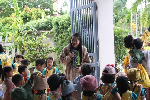 Nghĩa Hành mở cửa đón khách- Ảnh 2. Đoàn học sinh trường mầm non ở TP Quảng Ngãi chọn Nghĩa Hành làm điểm tham quan, trải nghiệm - Ảnh: TRẦN MAI
