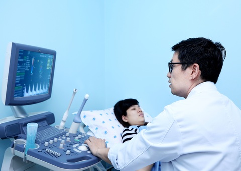 Chương trình tư vấn: chăm sóc cho mẹ và trẻ sơ sinh chuẩn khoa học, an toàn- Ảnh 2. TS BS. Trần Nhật Thăng chẩn đoán trước sinh cho thai phụ