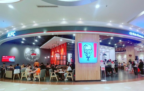 Điều gì khiến KFC trở thành biểu tượng món gà rán tại Việt Nam?- Ảnh 1. Hình ảnh đặc trưng khi thực khách nghĩ tới món gà rán.
