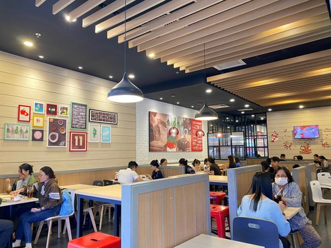 Điều gì khiến KFC trở thành biểu tượng món gà rán tại Việt Nam?- Ảnh 2. Không gian nhà hàng luôn là điều khách hàng quan tâm.