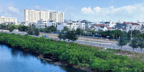 Vụ ‘đường kết nối thẳng’ ở Nha Trang: Khánh Hòa đã chỉ đạo kết nối giao thông ngầm- Ảnh 1. Khu đô thị VCN Phước Hải mới hình thành bên sông Tắc, TP Nha Trang, nằm trong tuyến quy hoạch đường kết nối thẳng với khu sân bay Nha Trang sẽ được tỉnh Khánh Hòa nghiên cứu làm đường ngầm - Ảnh: PHAN SÔNG NGÂN