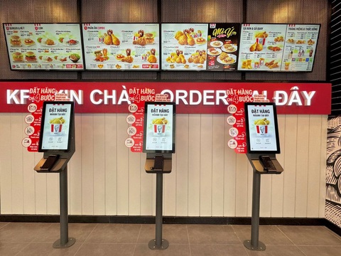 Điều gì khiến KFC trở thành biểu tượng món gà rán tại Việt Nam?- Ảnh 3. Hệ thống ki-ốt đặt món tại các nhà hàng.