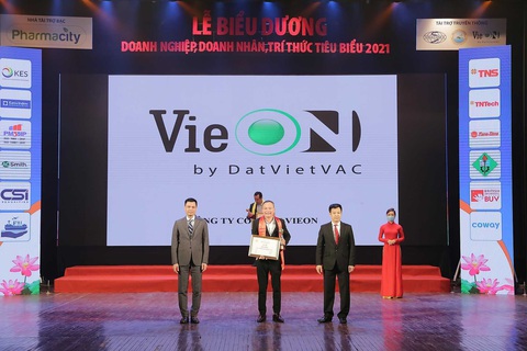 VieON - ứng dụng được thảo luận sôi nổi trên mạng xã hội cuối năm 2023- Ảnh 4. VieON nhận bằng khen tại Lễ biểu dương doanh nghiệp, Doanh nhân, Trí thức tiêu biểu 2021