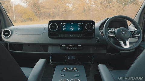 Mercedes-Benz Sprinter siêu sang, giá ngang Bentley Flying Spur nhưng đủ cho 9 người- Ảnh 2. Khoang lái xe rộng rãi và đầy đủ tiện nghi như các mẫu xe du lịch Mercedes-Benz - Ảnh cắt từ video, nguồn: Clive Sutton