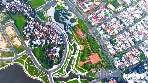 Trong nắng sớm bình minh, hình ảnh con rồng nhả ngọc hiện nguyên hình tại công viên Thanh thiếu niên - Ảnh: NGUYỄN HOÀNG Hình ảnh rồng nhả ngọc tại công viên Thanh thiếu niên ở TP Tuy Hòa - Ảnh: NGUYỄN HOÀNG