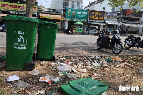 Bãi rác tự phát 'thấy mà kinh' trước khu ký túc xá sinh viên- Ảnh 5. Rác thải ngổn ngang dù thùng đựng đặt ở bên cạnh - Ảnh: NGỌC QUÝ
