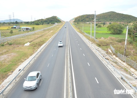 Chạy xe máy ngược chiều vào cao tốc, tự té chết ở rãnh mương- Ảnh 1. Cao tốc Vĩnh Hảo - Phan Thiết dài khoảng 101km, hiện đang trong giai đoạn khai thác tạm thời tuyến chính - Ảnh: ĐỨC TRONG