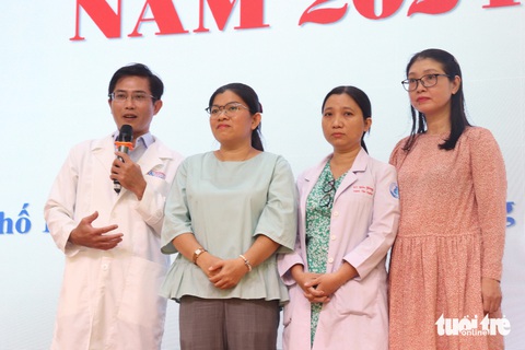 TP.HCM khen thưởng ê kíp cứu sống bào thai bị dị tật tim- Ảnh 1. Đại diện ê kíp, bác sĩ Đỗ Nguyên Tín - phó trưởng khoa tim mạch Bệnh viện Nhi đồng 1 (TP.HCM) - chia sẻ ước mơ của bản thân là can thiệp, sửa chữa trái tim bị dị tật ngay từ trong bào thai - Ảnh: XUÂN MAI