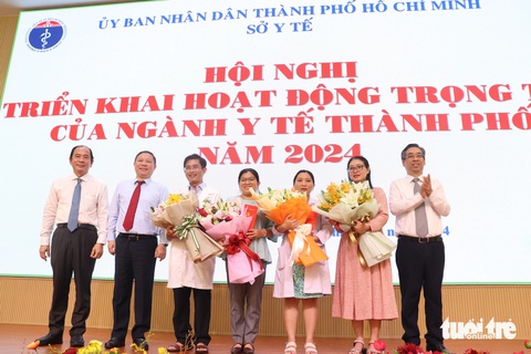 TP.HCM khen thưởng ê kíp cứu sống bào thai bị dị tật tim- Ảnh 2. Ê kíp bác sĩ Bệnh viện Nhi đồng 1 và Bệnh viện Từ Dũ vinh dự được lãnh đạo TP.HCM khen thưởng đột xuất trong Hội nghị triển khai hoạt động trọng tâm của ngành y tế TP.HCM năm 2024 - Ảnh: XUÂN MAI