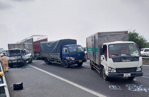 Cao tốc từ Trung Lương về TP.HCM kẹt dài vì 5 xe va chạm liên hoàn- Ảnh 1. Hiện trường vụ tai nạn khiến cao tốc từ Trung Lương về TP.HCM bị kẹt - Ảnh: AN LONG