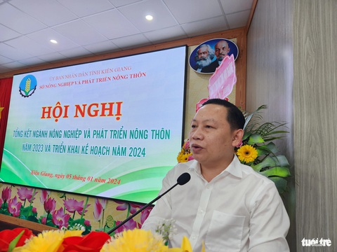Kiên Giang sẽ bán tín chỉ carbon khoảng 30.000 ha trong năm 2024- Ảnh 1. Ông Lê Hữu Toàn, giám đốc Sở Nông nghiệp và Phát triển nông thôn tỉnh Kiên Giang, phát biểu tại hội nghị - Ảnh: BỬU ĐẤU
