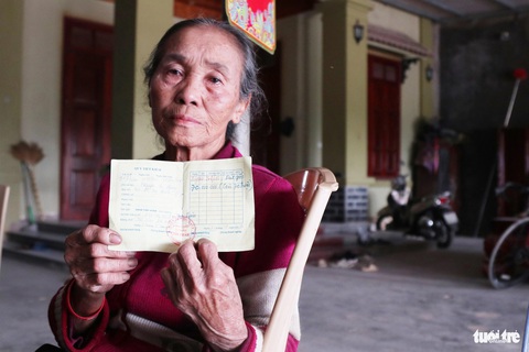 Tiệm vàng mở 'sổ tiết kiệm' như ngân hàng, các cụ già bật khóc vì mất tiền- Ảnh 2. Bà Hồ Thị Tần còn 70 triệu tiền gửi tiết kiệm chưa đòi được - Ảnh: DOÃN HÒA