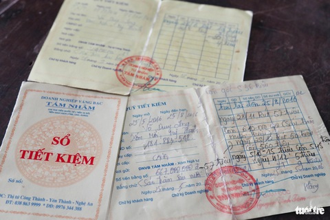 Tiệm vàng mở 'sổ tiết kiệm' như ngân hàng, các cụ già bật khóc vì mất tiền- Ảnh 4. Các "sổ tiết kiệm" do tiệm vàng Tám Nhâm phát hành đưa cho người dân khi huy động tiền gửi - Ảnh: DOÃN HÒA