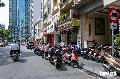 Quận 1 'đương đầu' với nạn chặt chém giá giữ xe ở phố đi bộ Nguyễn Huệ- Ảnh 1. Đường Mạc Thị Bưởi là một trong những tuyến đường được UBND quận 1 (TP.HCM) đề xuất làm chỗ giữ xe tạm thời vào các ngày cuối tuần, ngày lễ - Ảnh: CHÂU TUẤN