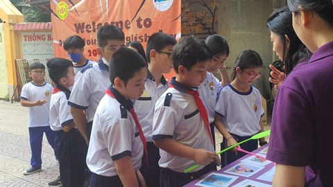 Khi trẻ Việt rành tiếng Anh hơn... tiếng Việt- Ảnh 1. Học sinh tiểu học TP.HCM trong một hoạt động ngoại khóa về tiếng Anh - Ảnh: BẢO TRÂN