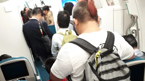 Bình tĩnh và trật tự trên máy bay, có khó không?- Ảnh 1. Máy bay vừa đáp, nhiều hành khách đã vội đứng lên lấy hành lý mặc dù cửa máy bay chưa mở - Ảnh minh họa: T.T.D.