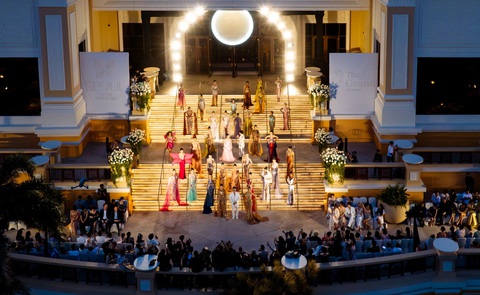 Quang cảnh show diễn kỷ niệm 10 năm làm nghề của nhà thiết kế Nguyễn Minh Tuấn - Ảnh: KIẾNG CẬN TEAM Quang cảnh show diễn kỷ niệm 10 năm làm nghề của nhà thiết kế Nguyễn Minh Tuấn - Ảnh: BTC