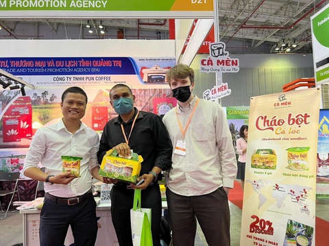 Cà Mèn - Mang Quảng Trị đi muôn phương- Ảnh 3. Để tạo dựng chỗ đứng trong lòng khách hàng, doanh nghiệp khởi nghiệp phải lăn lộn với thương trường, tăng cường quảng bá sản phẩm - Ảnh: CÀ MÈN