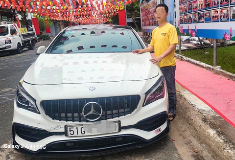 Tìm ra tài xế lái Mercedes 'phóng' 210km/h trên cao tốc Mỹ Thuận - Cần Thơ- Ảnh 1. Nam tài xế lái xe 210km/h trên cao tốc Mỹ Thuận - Cần Thơ, cùng phương tiện vi phạm - Ảnh: Công an cung cấp