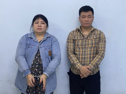 Bắt nhóm cho vay cắt cổ tại Bệnh viện Ung bướu, Nhân dân Gia Định- Ảnh 1. Đặng Thị Hoa (trái) và Tô Bá Nguyên tại cơ quan công an - Ảnh: Công an cung cấp