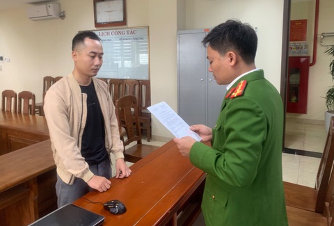 Khởi tố cán bộ văn phòng đăng ký đất đai gây tai nạn giao thông rồi bỏ trốn- Ảnh 1. Công an TP Thanh Hóa đọc quyết định khởi tố bị can đối với Lê Văn Thọ - Ảnh: Công an tỉnh Thanh Hóa cung cấp
