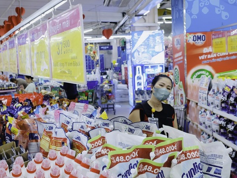 Rộn ràng dọn nhà sớm, tiết kiệm bạc triệu- Ảnh 1. Nhiều khách hàng có xu hướng vệ sinh, trang trí nhà cửa từ sớm để tiết kiệm chi phí, đón Tết khang trang - Ảnh: MỘC MIÊN