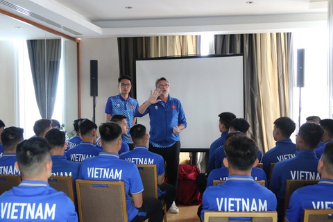 Đội tuyển Việt Nam nhận quà đặc biệt tại Qatar- Ảnh 6. Toàn đội được HLV Philippe Troussier phổ biến lịch trình sinh hoạt - Ảnh: VFF
