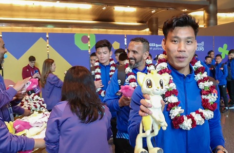 Các cầu thủ đội tuyển Việt Nam được ban tổ chức Asian Cup 2023 chào đón nồng hậu ngay khi đặt chân đến Qatar - Ảnh: VFF Các cầu thủ đội tuyển Việt Nam được ban tổ chức Asian Cup 2023 chào đón nồng hậu với quà tặng là linh vật (mascot) của giải đấu ngay khi đặt chân đến Qatar - Ảnh: VFF
