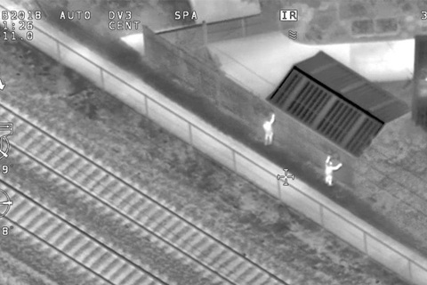 Thế giới dùng công nghệ dẹp vẽ bậy, TP.HCM áp dụng được không?- Ảnh 3. Drone kết hợp cảm biến thân nhiệt phát hiện người vẽ bậy tại Melbourne (Úc) - Ảnh: 3AW