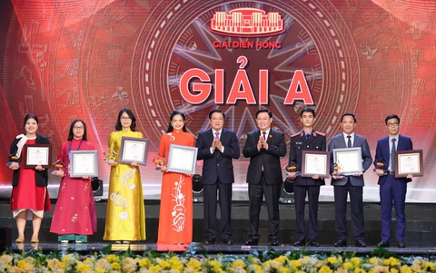 Chủ tịch Quốc hội và Trưởng Ban Nội chính Trung ương trao 7 giải A báo chí Diên Hồng- Ảnh 1. Chủ tịch Quốc hội Vương Đình Huệ và Trưởng Ban Nội chính Trung ương Phan Đình Trạc đã trao 7 giải A cho các nhóm tác giả của các báo - Ảnh: GIA HÂN