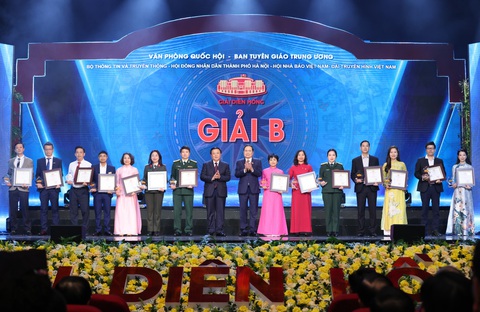 Chủ tịch Quốc hội và Trưởng Ban Nội chính Trung ương trao 7 giải A báo chí Diên Hồng- Ảnh 3. Phó chủ tịch thường trực Quốc hội Trần Thanh Mẫn và Chủ tịch Hội đồng Lý luận Trung ương, Giám đốc Học viện Chính trị quốc gia Hồ Chí Minh Nguyễn Xuân Thắng trao giải B - Ảnh: GIA HÂN