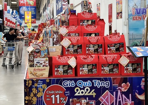 Người dân chi tiêu tiết kiệm, giỏ quà Tết bình dân đang 'chiếm sóng'- Ảnh 2. Ngoài tăng lượng giỏ quà Tết bình dân, nhiều đơn vị bán lẻ còn áp dụng chiết khấu cho khách sỉ - Ảnh: N.TRÍ