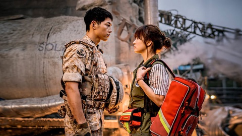 Những gương mặt đa dạng của Song Hye Kyo qua loạt phim ăn khách- Ảnh 5. Song Joong Ki và Song Hye Kyo phim giả tình thật khi đóng Hậu duệ mặt trời